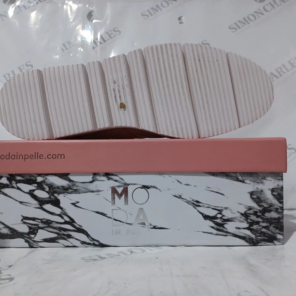 BOXED PAIR OF MODA IN PELLE ETEENA QUILTED LEATHER LOAFERS IN YELLOW EU SIZE 39