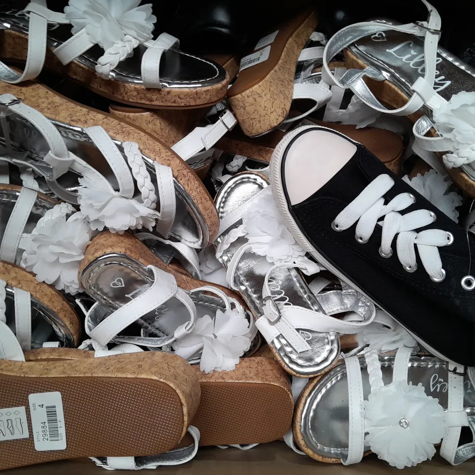 BOX OF APPROX 35 ASSORTED KIDS SHOES IN VARIOUS SIZES & COLOURS 