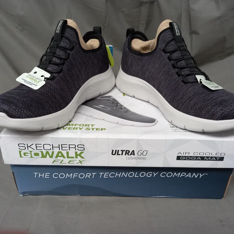 BOXED PAIR OF SKECHERS GO WALK FLEX SHOES IN BLACK SIZE 8