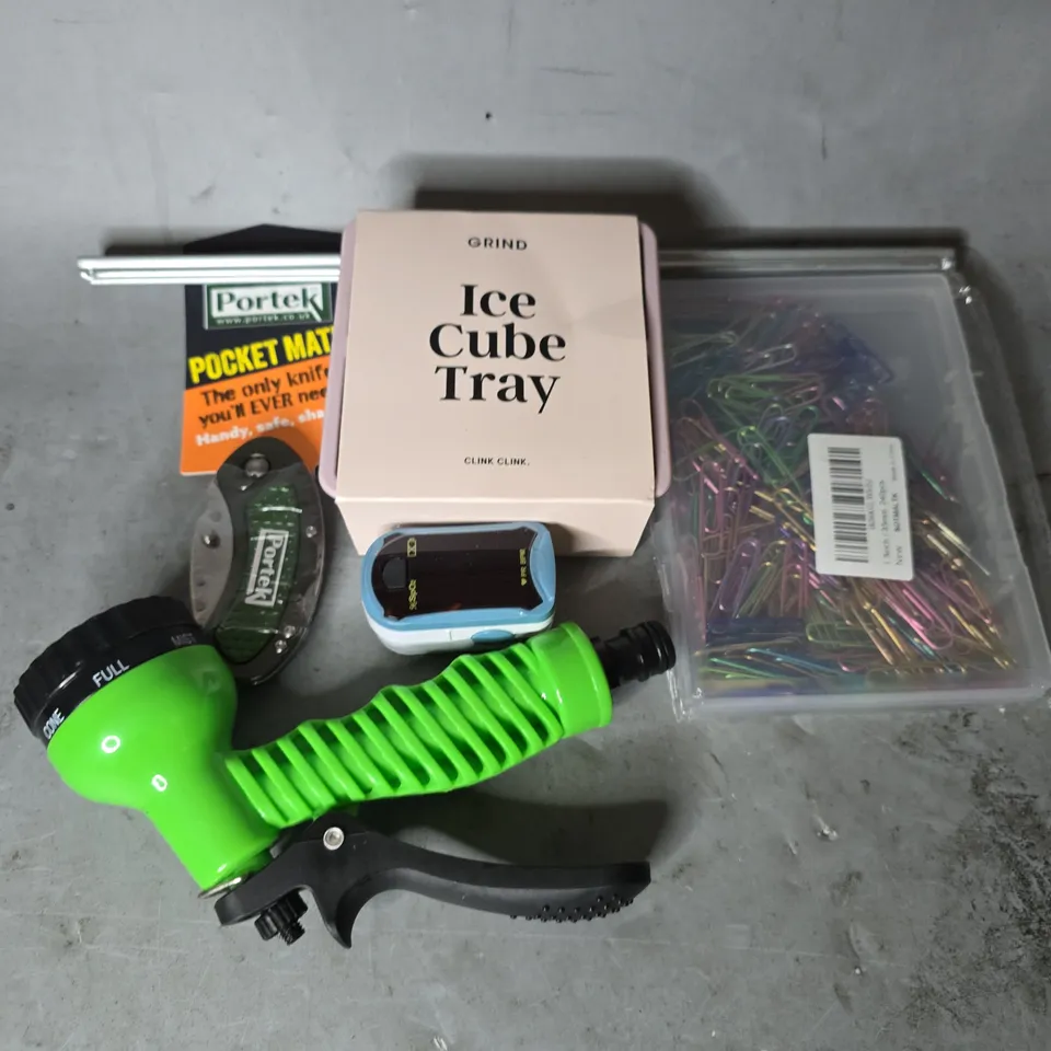 APPROXIMATELY 12 ASSORTED ITEMS TO INCLUDE - GRIND ICE CUBE TRAY , HOSE HEAD ,PAPER CLIPS ETC