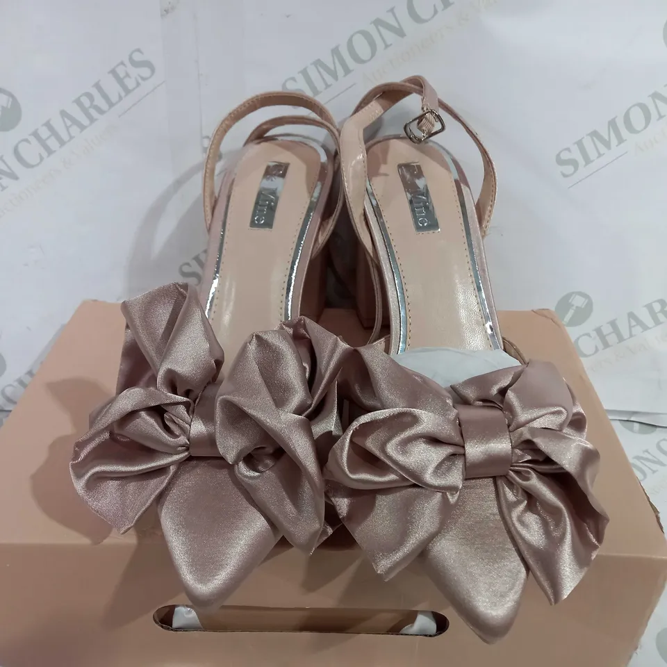 BOXED PAIR OF BE MINE WIDE FIT POINTED VAMIKAA BOW HEEL SHOES IN BLUSH SATIN - UK 7