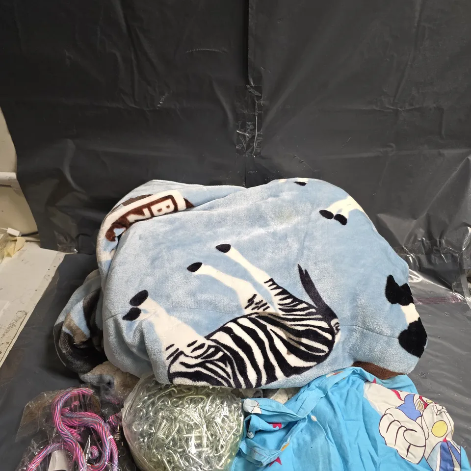 BOX OF APPROXIMATELY 10 ASSORTED HOUSEHOLD ITEMS TO INCLUDE - BLANKET - BEDSET - CHAIN - ETC
