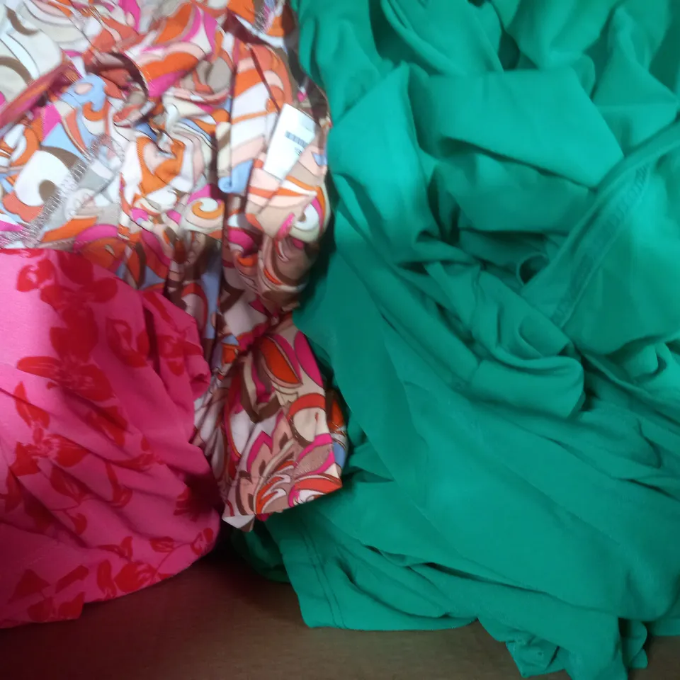 BOX OF APPROXIMATELY 15 ASSORTED CLOTHING AND FASHION ITEMS IN VARIOUS STYLES AND SIZES TO INCLUDE KIM & CO, MALISSA J, ETC