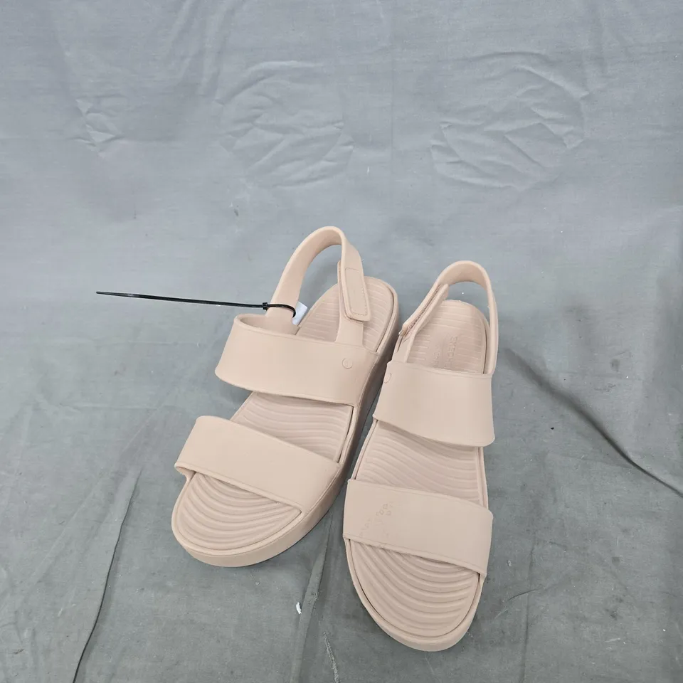 BOX OF APPROXIMATELY 20 ASSORTED ITEMS TO INCLUDE: TANGLE BRUSH, TREE ORNAMENT AND SANDALS