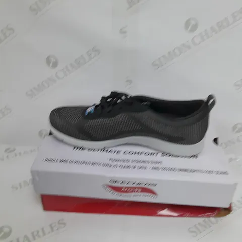 BOXED PAIR OF SKECHERS ARCH FIT TRAINERS IN BLACK SIZE 5 