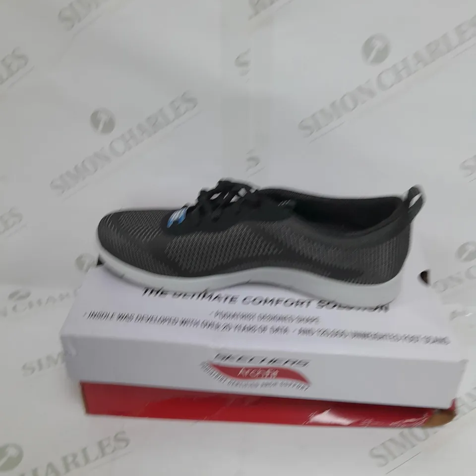 BOXED PAIR OF SKECHERS ARCH FIT TRAINERS IN BLACK SIZE 5 