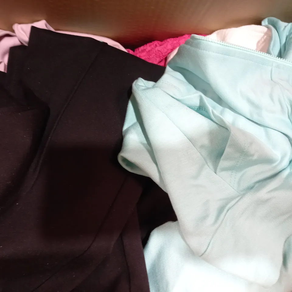 BOX OF APPROXIMATELY 10 ASSORTED CLOTHING ITEMS IN VARIOUS STYLES AND SIZES TO INCLUDE KIM & CO, CRYSTAL KOBE, ETC