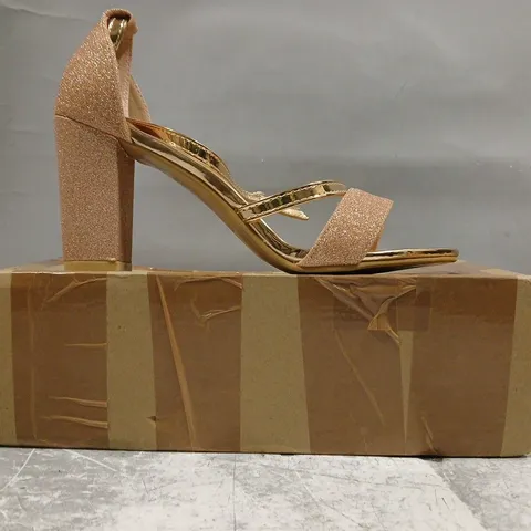 BOXED PAIR OF WHERE'S THAT FROM OPEN TOE BLOCK HEEL SANDALS IN ROSE GOLD W. GLITTER EFFECT SIZE UK 6