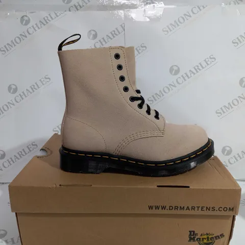 BOXED DR MARTINS 1460 PASCAL WARM SAND HIGH TOP - UK 5
