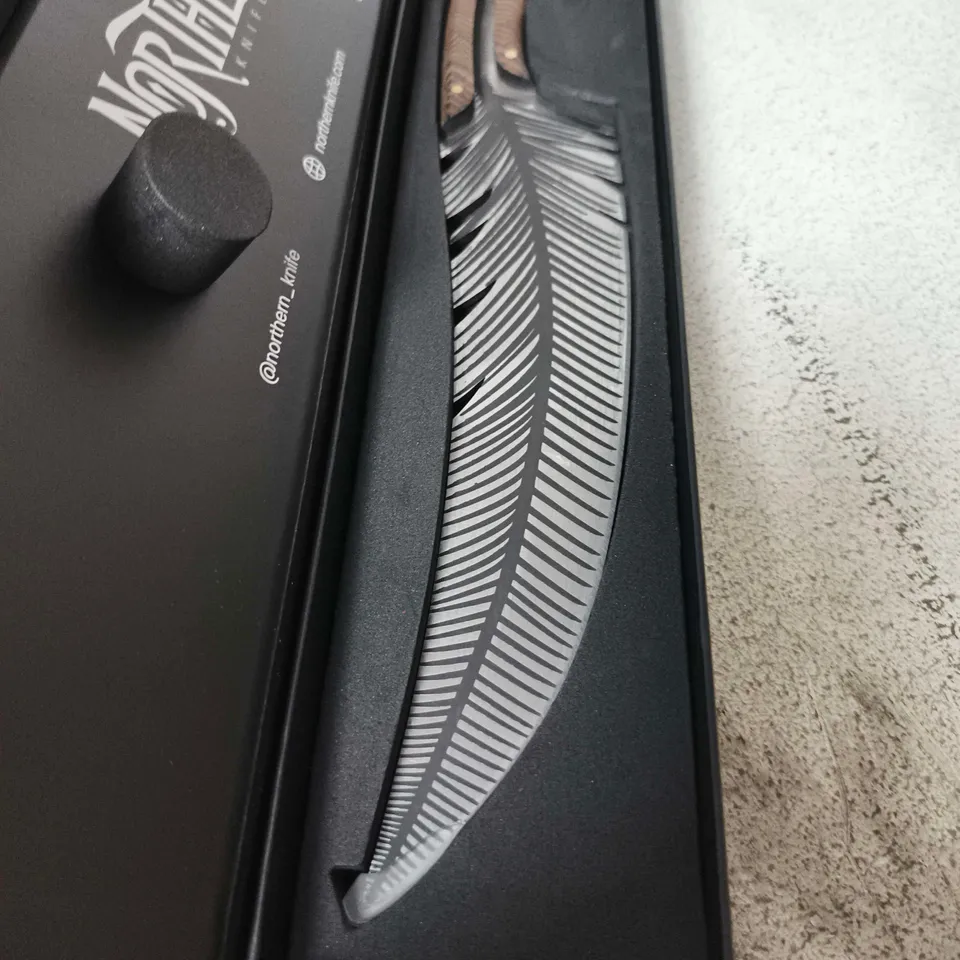 NORTHERN KNIFE WITH DAMASCUS-STYLE CURVED BLADE, WOOD HANDLE – BOXED