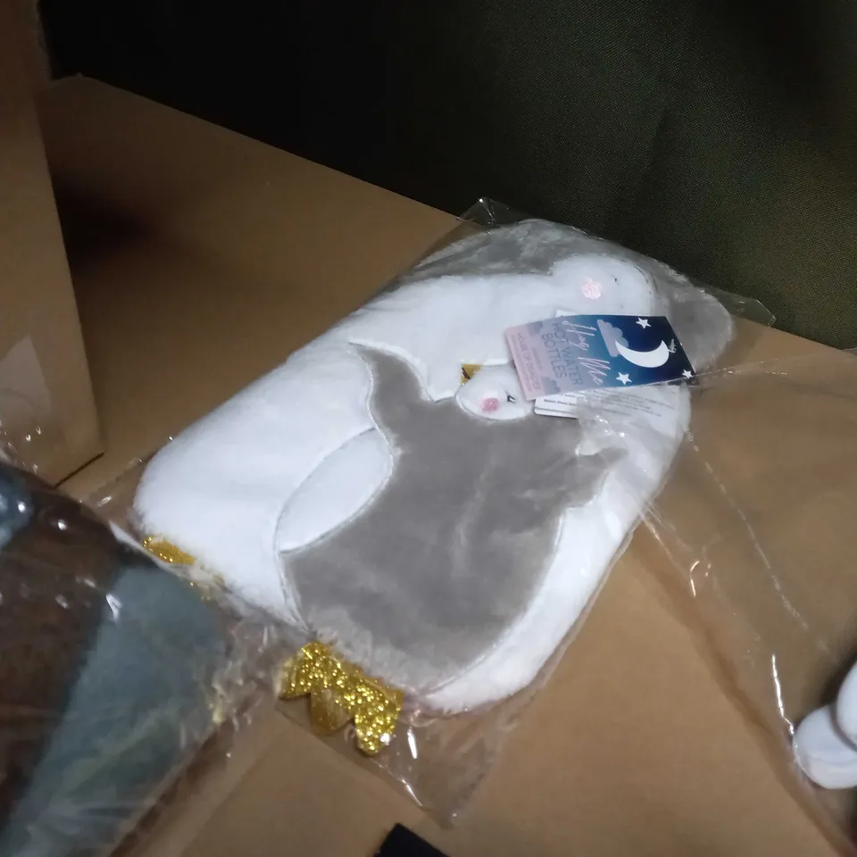 LOT OF APPROX 10 ASSORTED HOUSEHOLD/ GIFT ITEMS TO INCLUDE: HOT WATER BOTTLE, PACKAGED MINE CRAFT FLEECE, VINYL COASTERS