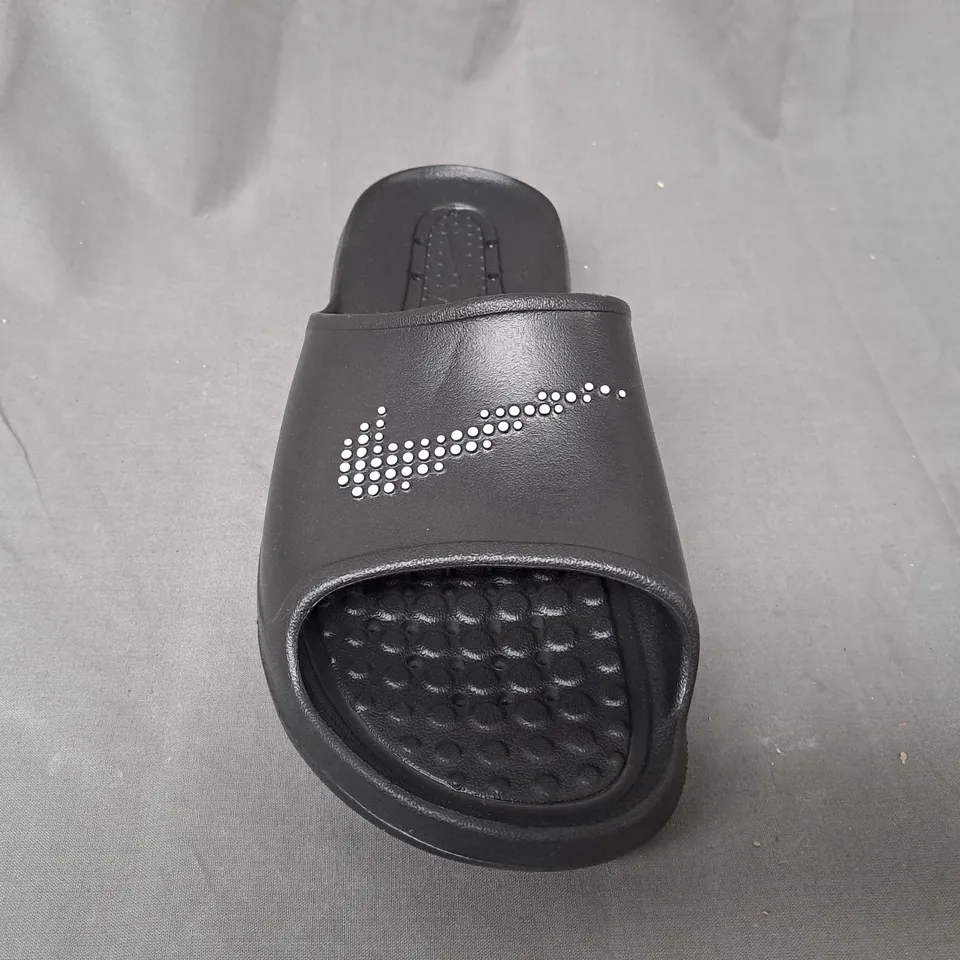 PAIR OF NIKE VICTORI ONE SHOWER SLIDERS IN BLACK UK SIZE 10