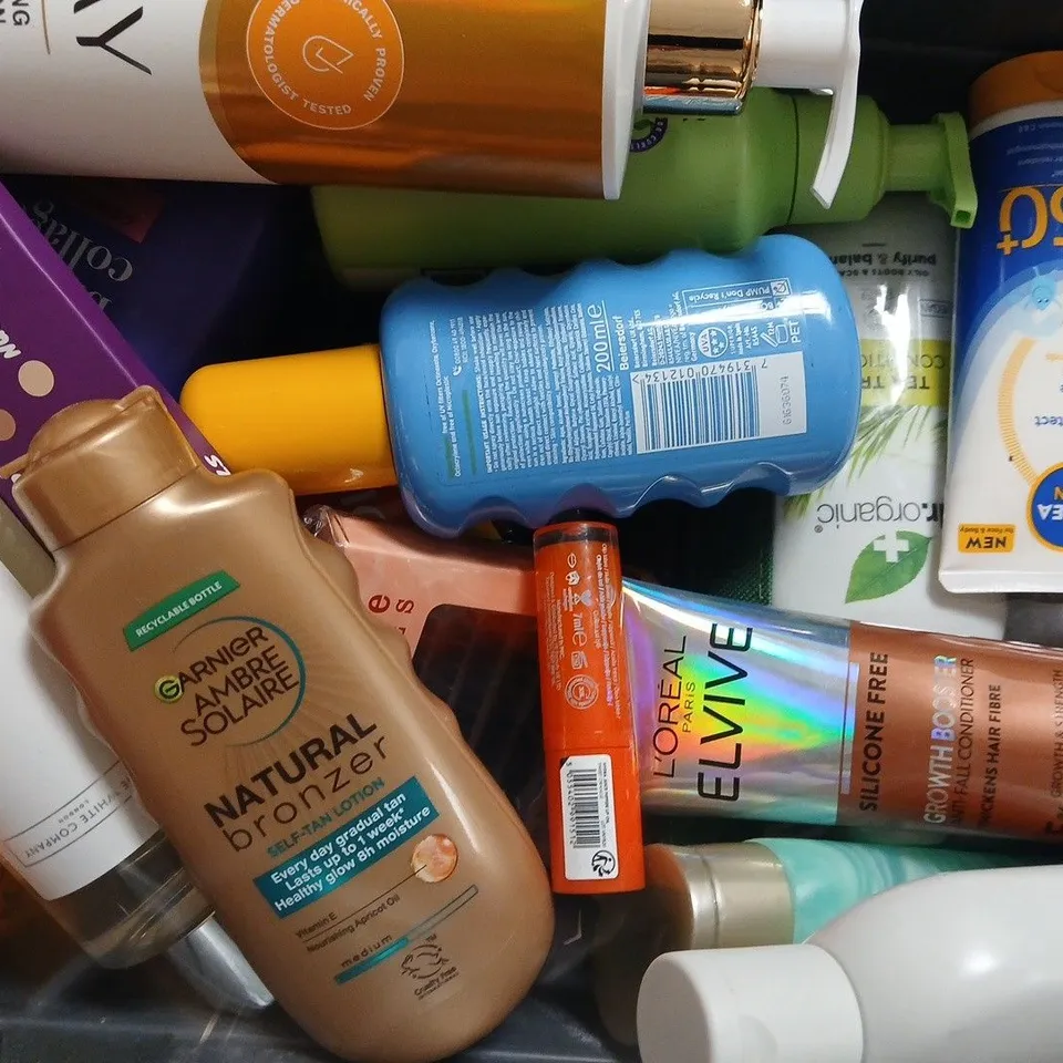 APPROXIMATELY 15 ASSORTED COSMETIC ITEMS INCLUDING VARIOUS MAKES AND BRANDS - COLLECTION ONLY