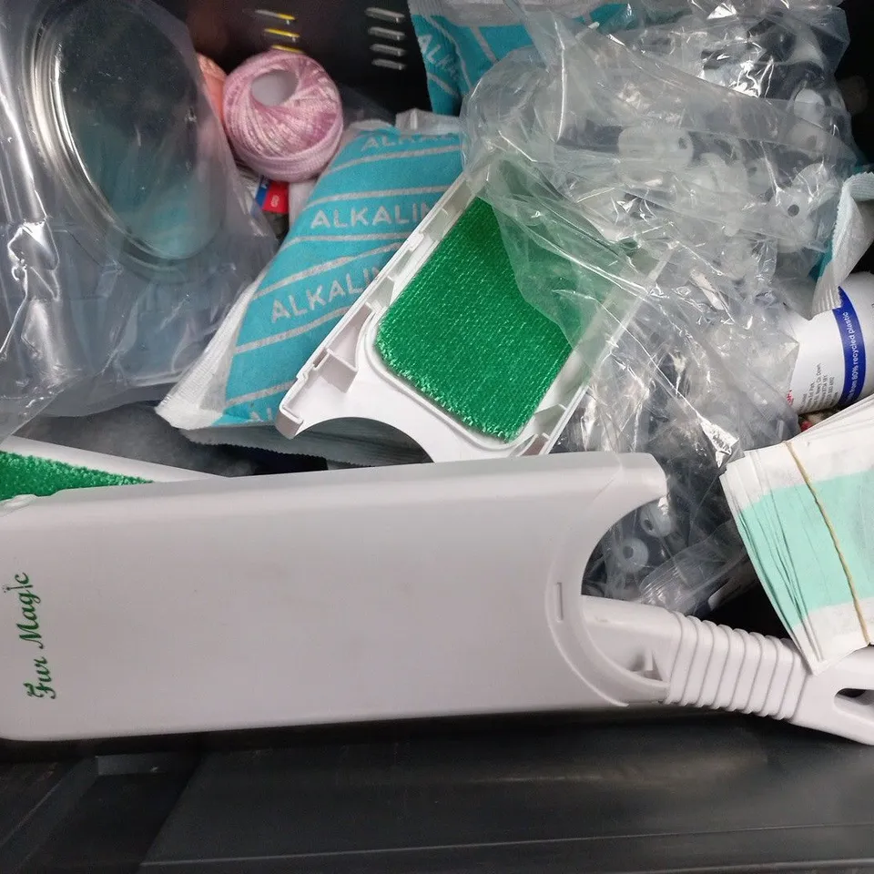 APPROXIMATELY 15 ASSORTED HOUSEHOLD PRODUCTS TO INCLUDE HEAVY DUTY GREEN SCOURERS, SMART HEARING AIDS AND CUP CAKE CASES