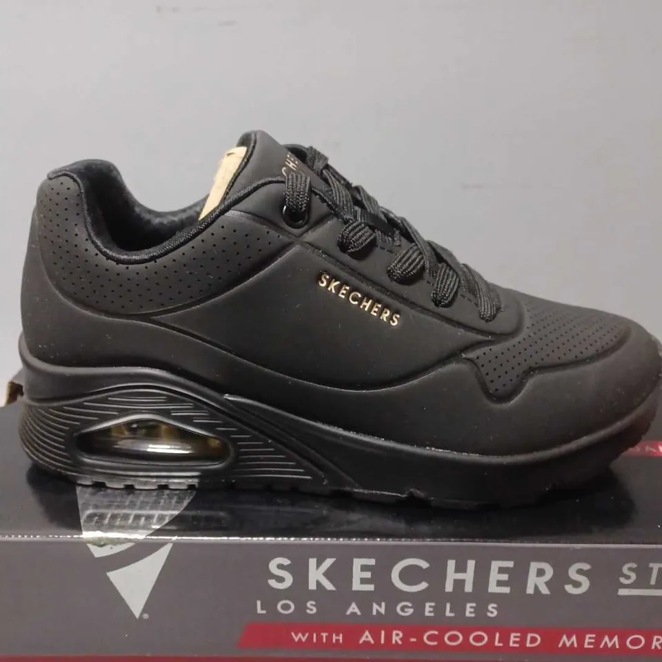 BOXED SKETCHERS STREET STAND ON AIR IN BLACK - SIZE UK 4 