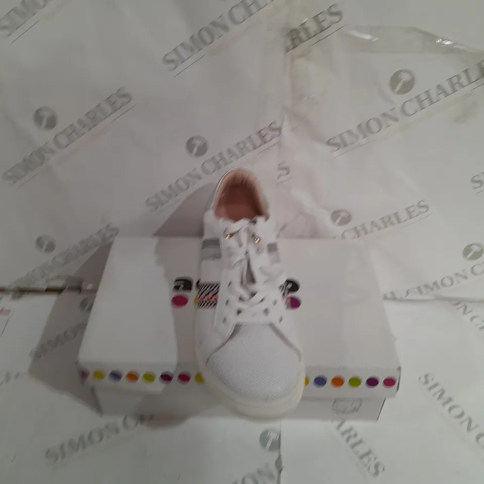 BOXED ADESSO SASHA WHITE TRAINERS SIZE 7