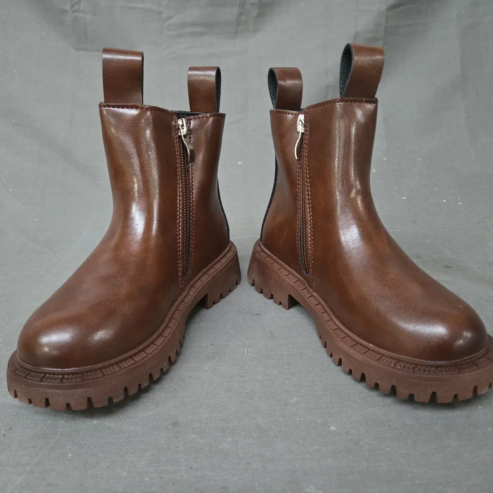 BOXED PAIR OF UNBRANDED CHELSEA BOOTS IN CHOCOLATE EU SIZE 28