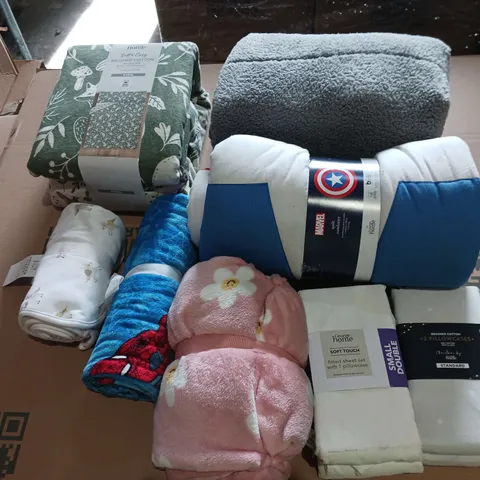 BOX OF APPROXIMATELY 12 ASSORTED BEDDING AND SOFT FURNISHING ITEMS TO INCLUDE - DUVET SETS, THROW BLANKETS, AND PILLOWCASES ETC.