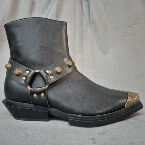 BOXED PAIR OF KOI SOULRENDER MEN'S HARDWARE COWBOY BOOTS IN BLACK/ANTIQUE BRONZE UK SIZE 9