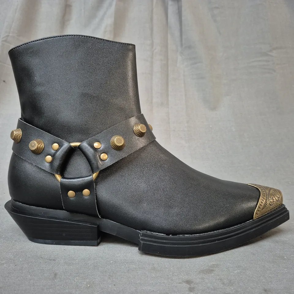 BOXED PAIR OF KOI SOULRENDER MEN'S HARDWARE COWBOY BOOTS IN BLACK/ANTIQUE BRONZE UK SIZE 9