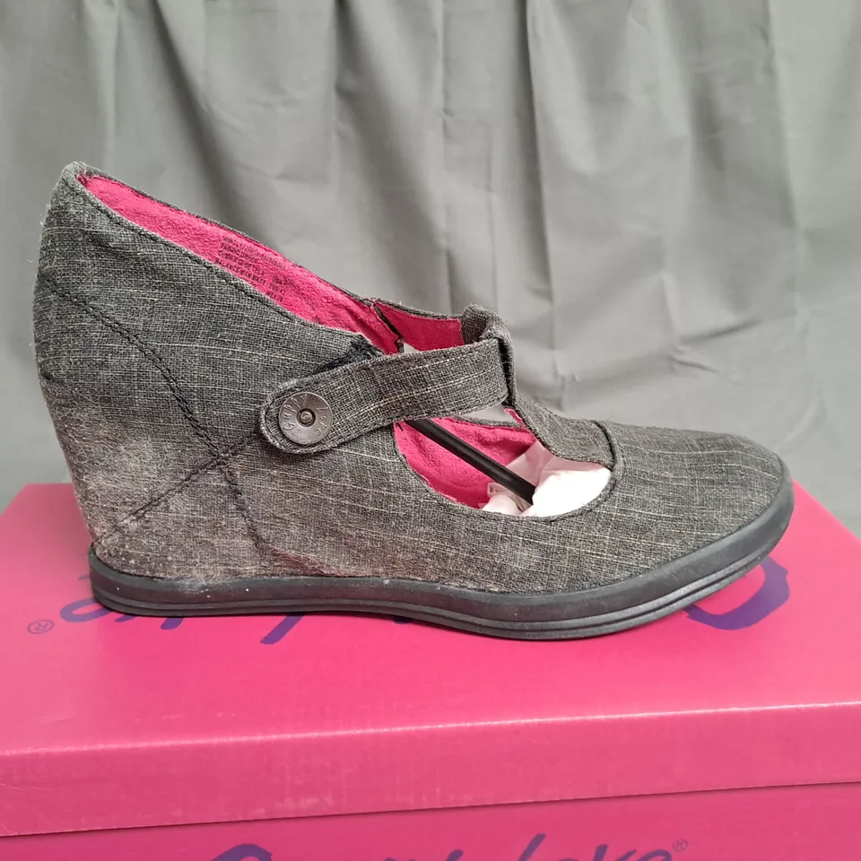 BOX OF APPROXIMATELY 12 PAIRS OF BLACK GUPPY LOVE WEDGE SHOES IN VARIOUS SIZES 