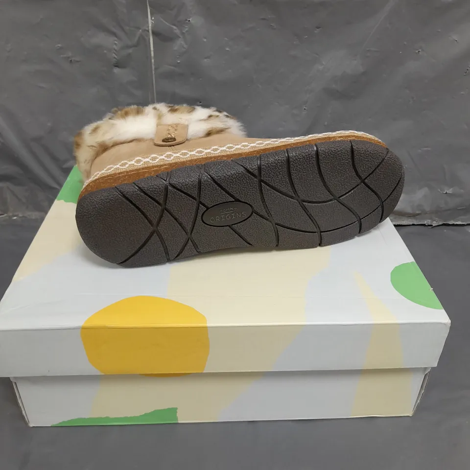 BOXED PAIR OF EARTH ORIGINALS EMMALYN BOOTIES IN BEIGE SIZE 6