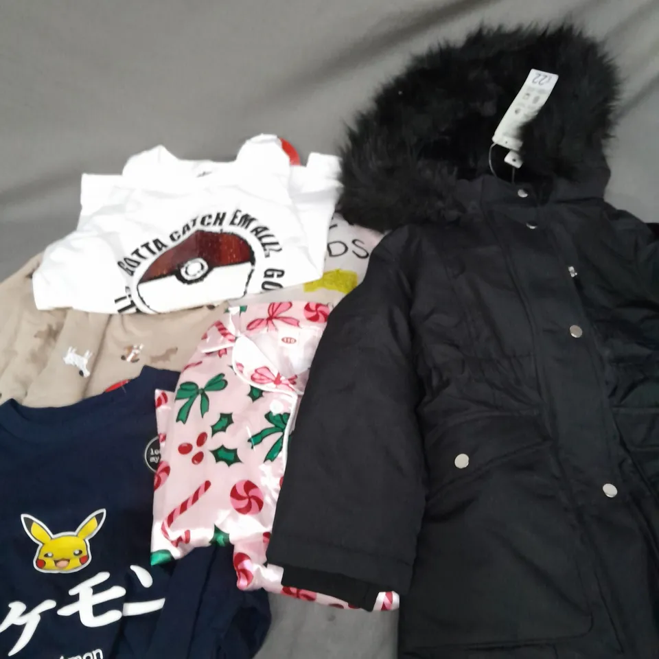 BOX OF APPROXIMATELY 35 ASSORTED KIDS CLOTHING ITEMS TO INCUDE - PYJAMAS, COAT, TSHIRTS, ETC