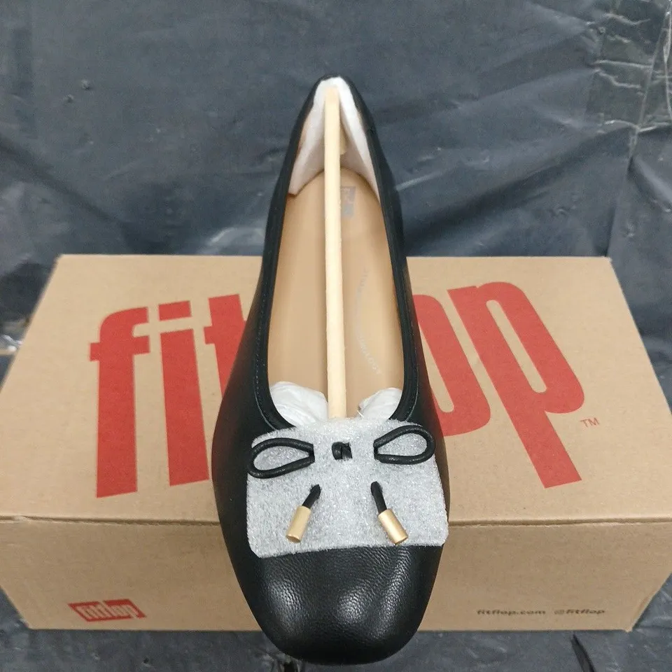 BOXED PAIR OF FITFLOP DELICATO BOW SOF LEATHER BALLET SHOES - UK SIZE 5.5