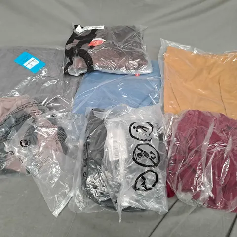 APPROXIMATELY 25 ASSORTED CLOTHING ITEMS IN VARIOUS SIZES TO INCLUDE DRESSES, TOPS, PANTS, ETC