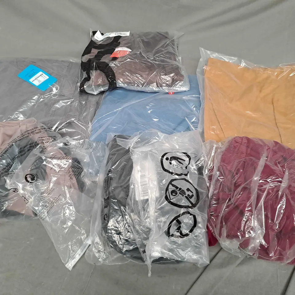 APPROXIMATELY 25 ASSORTED CLOTHING ITEMS IN VARIOUS SIZES TO INCLUDE DRESSES, TOPS, PANTS, ETC