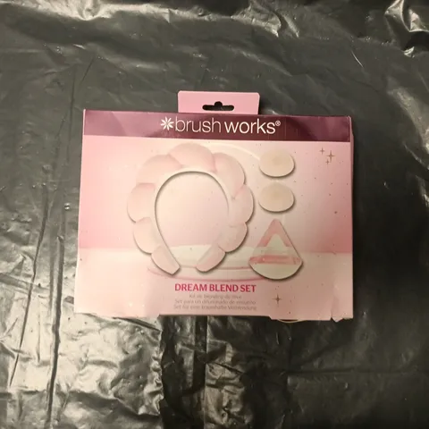 BOX OF APPROXIMATELY 8 ASSORTED COSMETIC BOXSETS TO INCLUDE: BRUSHWORKS BOX AND AZAD BOX 