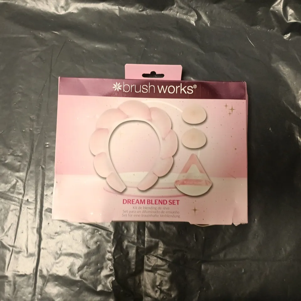 BOX OF APPROXIMATELY 8 ASSORTED COSMETIC BOXSETS TO INCLUDE: BRUSHWORKS BOX AND AZAD BOX 