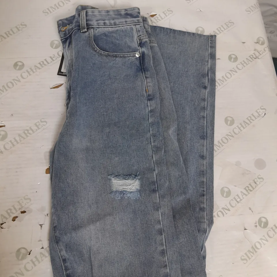 PRETTYLITTLETHING TALL EXTRA LONG RIPPED STRAIGHT LEG JEANS IN LIGHT WASH SIZE 12