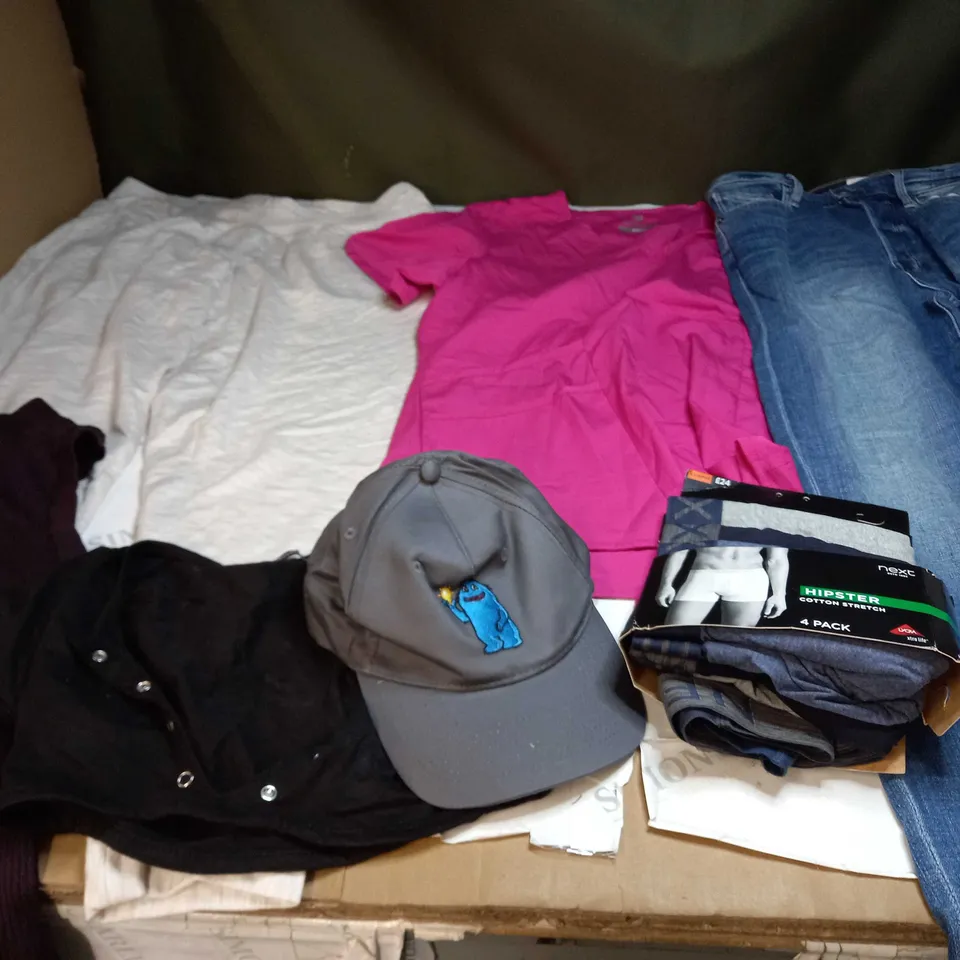 LARGE QUANTITY OF CLOTHING ITEMS TO INCLUDE DRESSES, SWEATERS, JEANS, T-SHIRTS, ETC