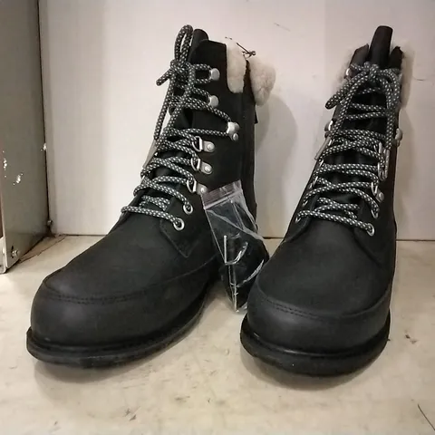 BOXED EMU AUSTRALIA UNISEX BOOTS , BLACK SIZE UK 9, 4 PAIRS