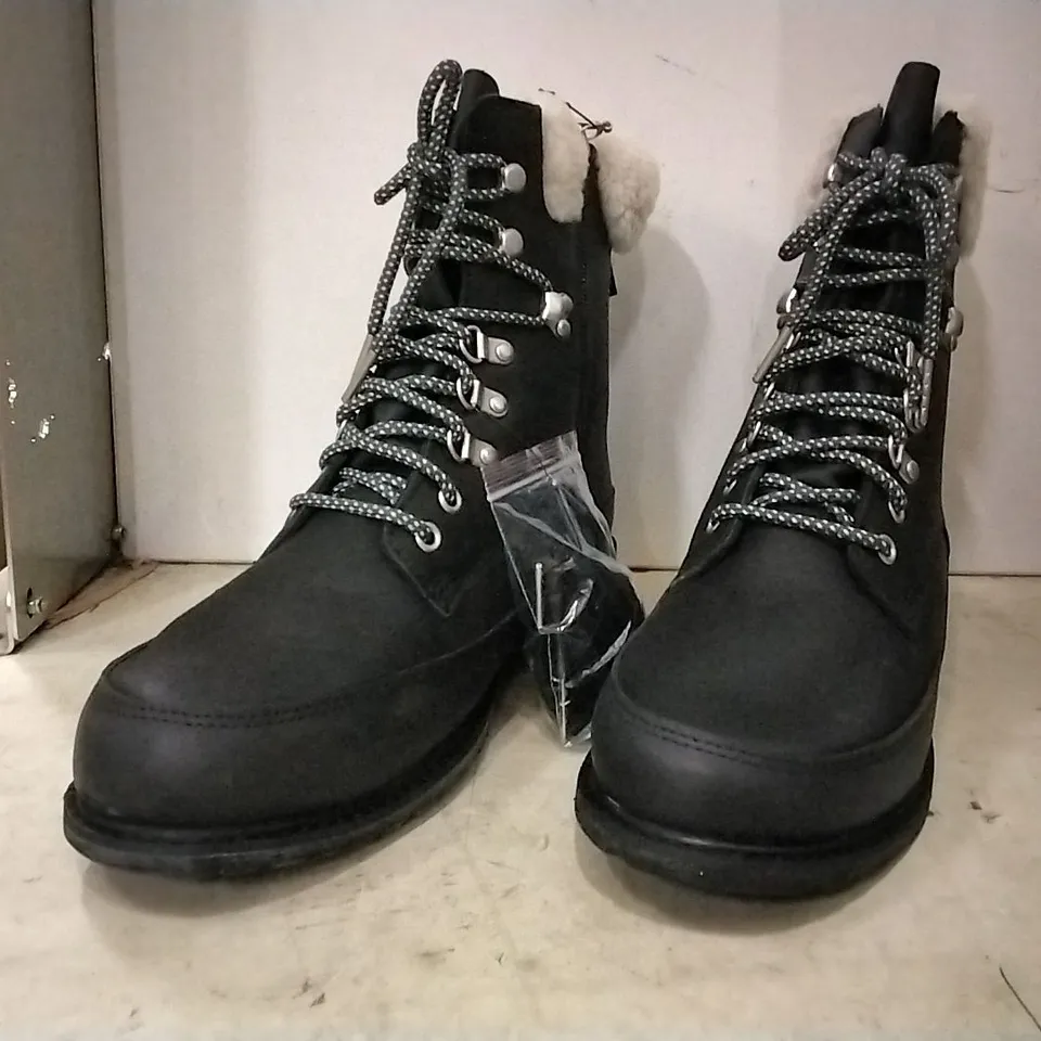 BOXED EMU AUSTRALIA UNISEX BOOTS , BLACK SIZE UK 9, 4 PAIRS 