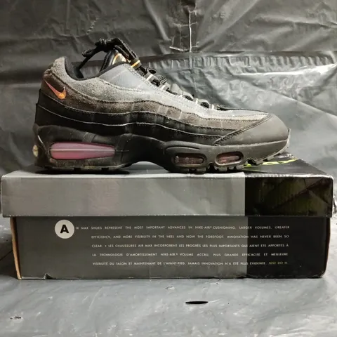 BOXED PAIR OF NIKE AIR MAX 95 TRAINERS IN BLACK/GREY SIZE UK 9