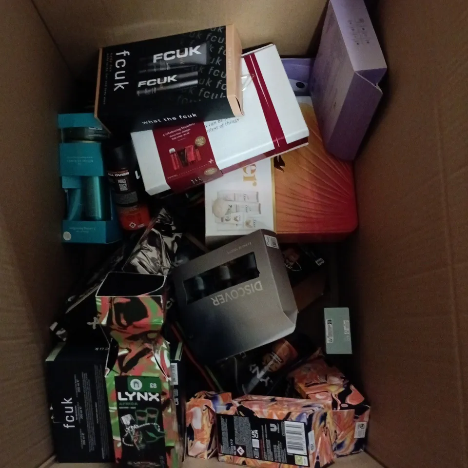 BOX OF APPROXIMATELY 15 ASSORTED BATH AND BODY GIFT SETS TO INCLUDE FCUK, RITUALS AND MISS SO...?