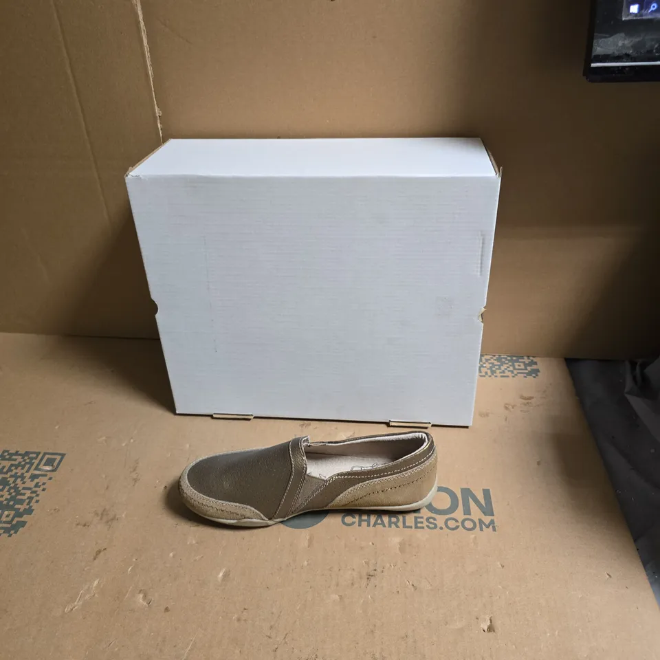 WOMEN'S GOLD METALLIC SLIP-ON SHOES – UK SIZE 4