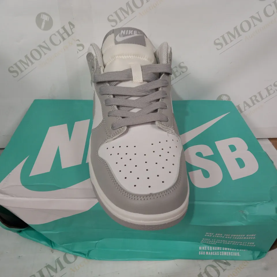 BOXED PAIR OF NIKE TRAINERS IN WHITE/GREY UK SIZE 6.5