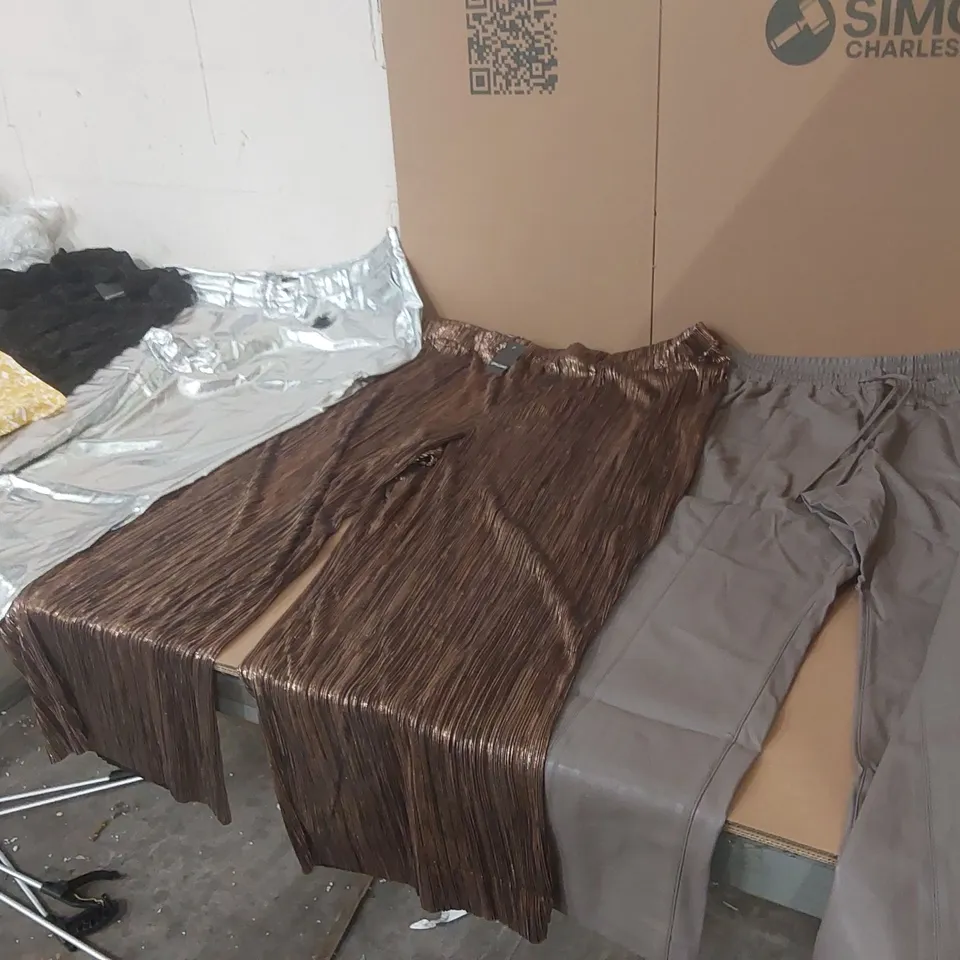 PALLET CONTAINING APPROXIMATELY 800x BRAND NEW ASSORTED DESIGNER CLOTHING ITEMS