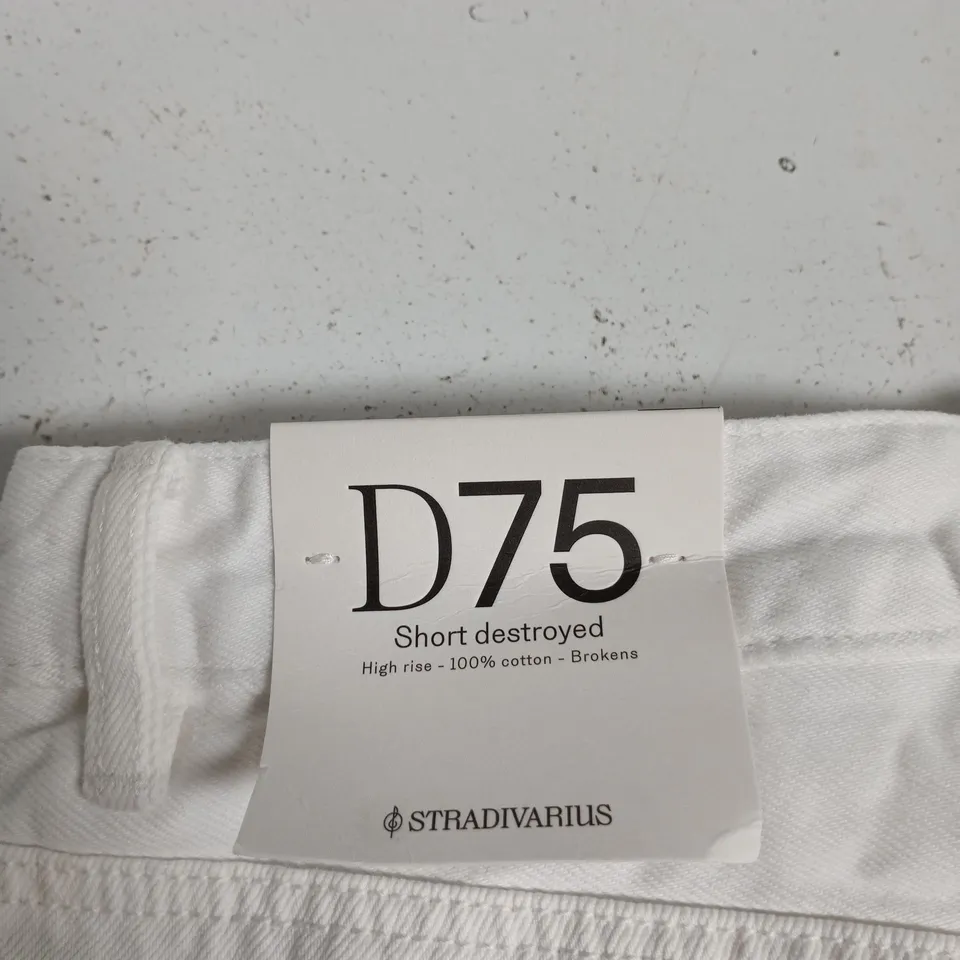 STRADIVARIUS WHITE DISTRESSED DENIM SHORTS – HIGH RISE, UK 6 (EU 34, US 2, MX 24)