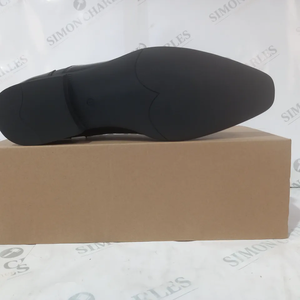 BOXED PAIR OF EVERYDAY LACE UP SHOES IN BLACK SIZE 11