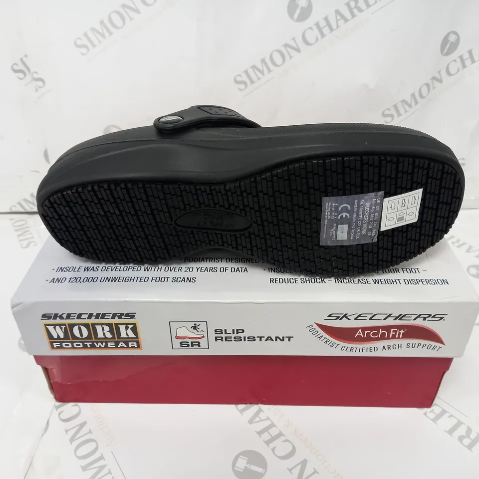 BOXED PAIR OF SKECHERS ARCHFIT CLOGS IN BLACK SIZE 9