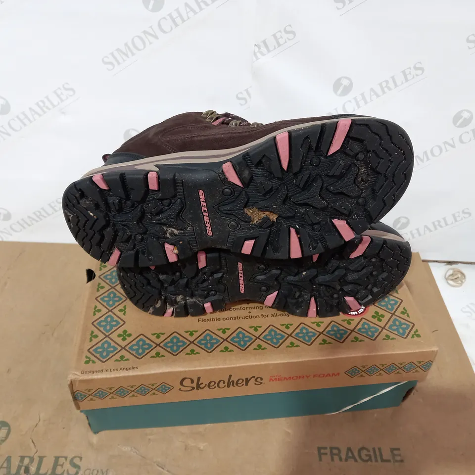 BOXED PAIR OF SKECHERS- SIZE 7