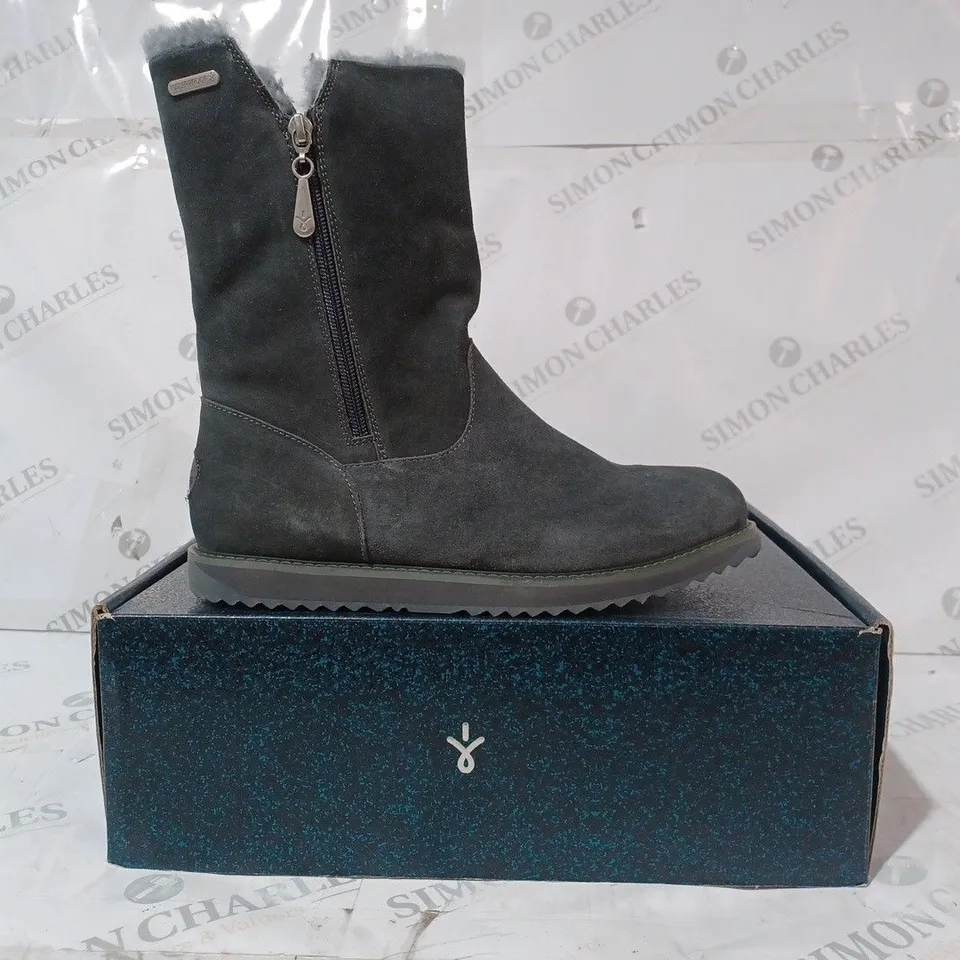 BOXED PAIR OF EMU ALL WEATHER GRAVELLY WATERPROOF SHEEPSKIN BOOTS IN GREY SIZE 7