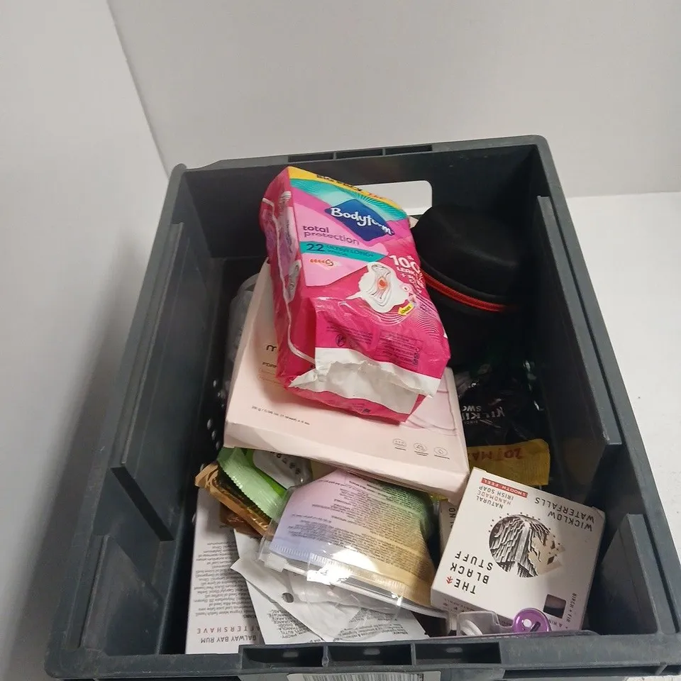 TOTE OF APPROXIMATELY 16 ASSORTED HEALTH AND BEAUTY ITEMS TO INCLUDE: THE ORDINARY CREAM CLEANSER 