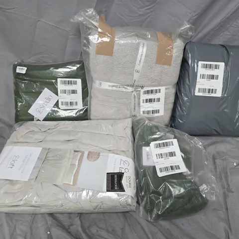 APPROXIMATELY 10 ASSORTED HOUSEHOLD ITEMS INCLUDE HAND TOWELS, DUVET SETS, CUSHION, ETC