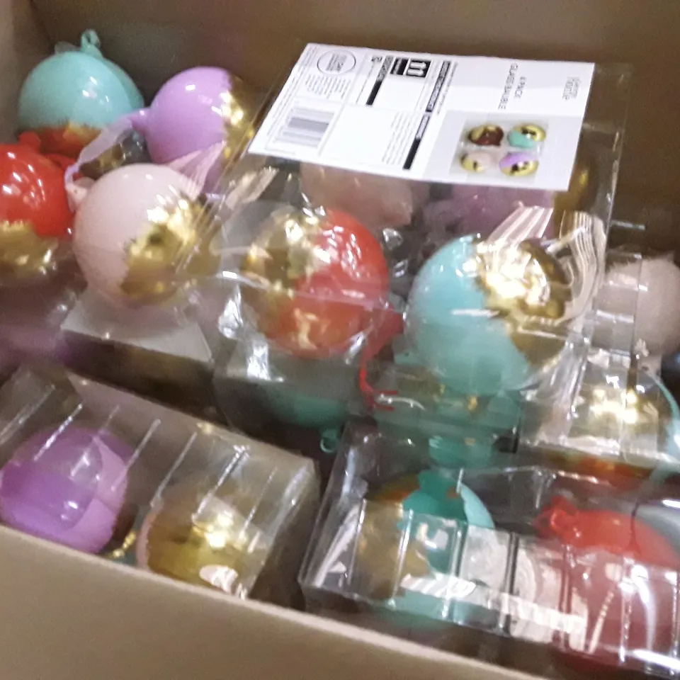 BOX CONTAINING APPROXIMATELY 9 BRAND NEW BOXED GLASS BAUBLE 4PKS