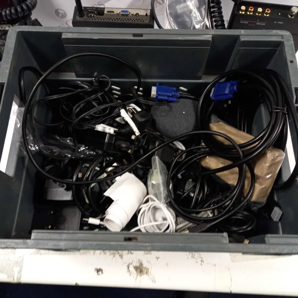 BOX TO CONTAIN APPROX. 12 X ASSORTED TECH PRODUCTS AND ACCESSORIES. INCLUDES CHARGING CABLES, CARD READERS, MULTI-MEDIA PLAYER ETC